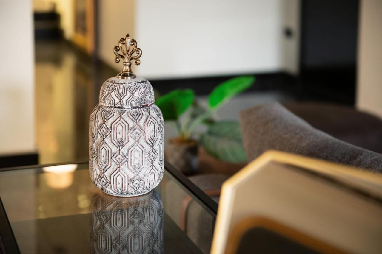 The Bold Parisian House - Steps From The Best Mall In Kairo Bagian luar foto